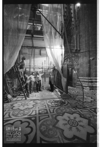 Lavori per la sistemazione del monumento a Paolo VI di Floriano Bodini all'interno del Duomo di Milano