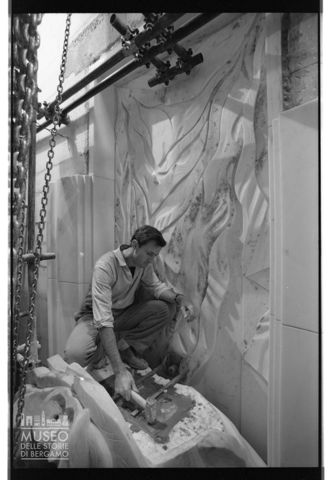 Lavori per la sistemazione del monumento a Paolo VI di Floriano Bodini all'interno del Duomo di Milano