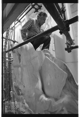 Floriano Bodini a lavoro durante la sistemazione del monumento a Paolo VI all'interno del Duomo di Milano