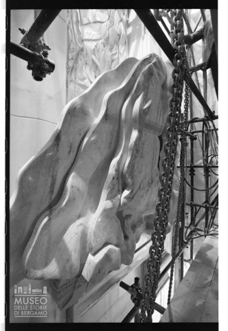 Lavori per la sistemazione del monumento a Paolo VI all'interno del Duomo di Milano
