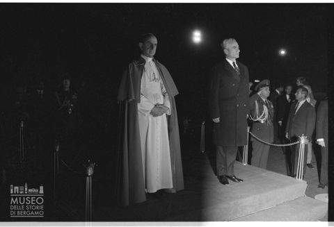 Paolo VI e lo Scià di Persia all'aeroporto di Teheran
