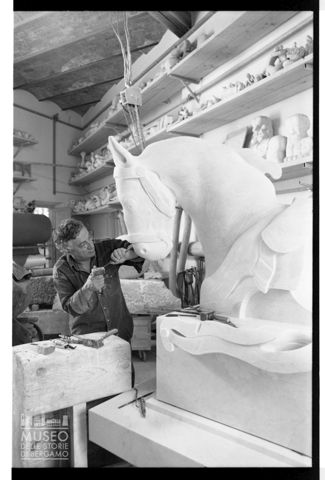 Floriano Bodini a Carrara a lavoro su una scultura