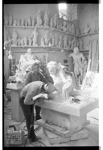 Floriano Bodini presso gli Studi di Scultura Nicoli a lavoro sul monumento 