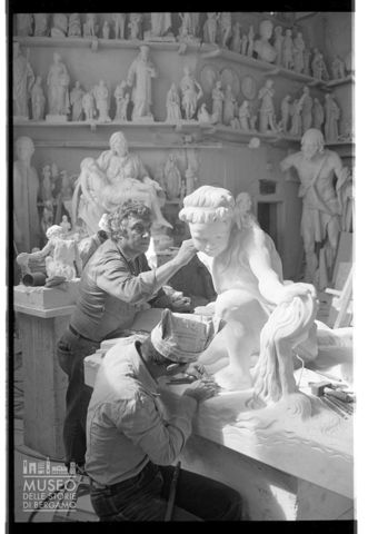 Floriano Bodini presso gli Studi di Scultura Nicoli a lavoro sul monumento 