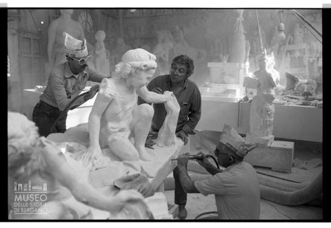 Floriano Bodini presso gli Studi di Scultura Nicoli a lavoro sul monumento 