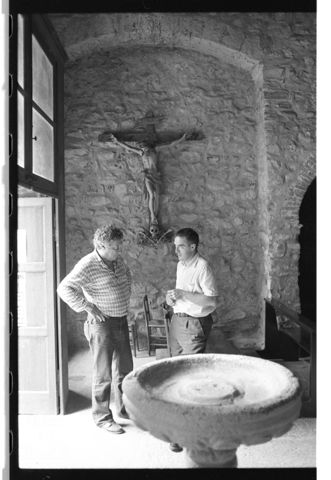 Floriano Bodini all'ingresso della chiesa di San Pietro a Gemonio insieme a Silvano Colombo
