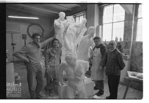 Ritratto di gruppo con Floriano Bodini e il Monumento al cavatore