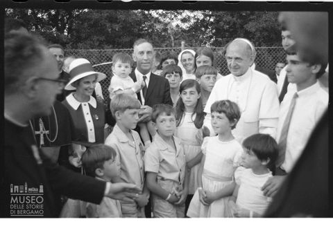 Ritratto di gruppo con Paolo VI nel giardino della Delegazione Apostolica a Sydney