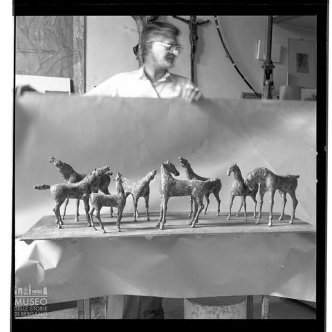 Sculture di Elia Ajolfi con cavalli e Pepi Merisio