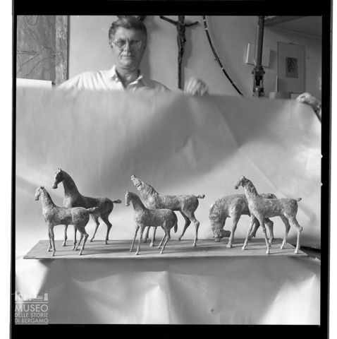 Sculture di Elia Ajolfi con cavalli e Pepi Merisio