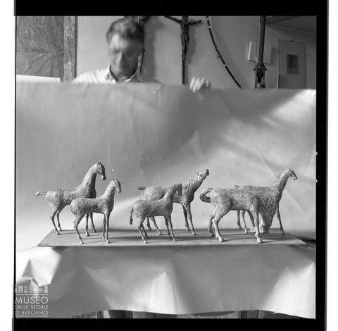 Sculture di Elia Ajolfi con cavalli e Pepi Merisio
