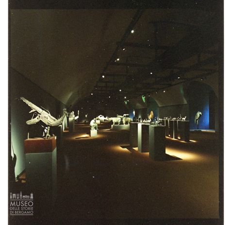 Sala del Castello Sforzesco di Milano con allestimento di sculture di Elia Ajolfi