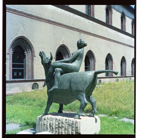 Scultura di Elia Ajolfi allestita negli ambienti esterni del Castello Sforzesco di Milano
