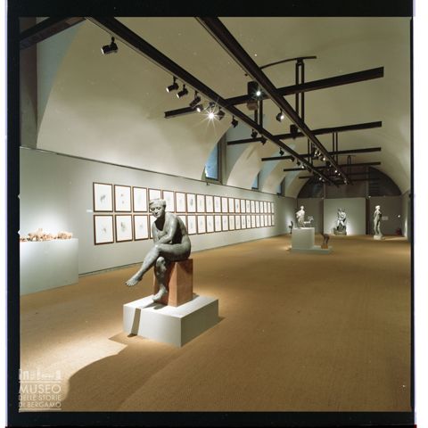 Sala del Castello Sforzesco di Milano con allestimento di opere di Elia Ajolfi