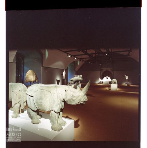 Sala del Castello Sforzesco di Milano con allestimento di sculture di Elia Ajolfi