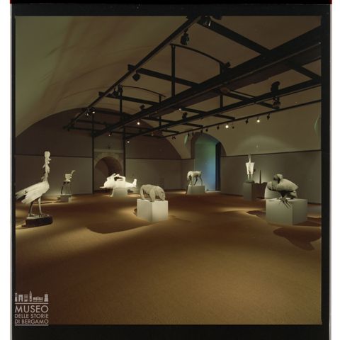 Sala del Castello Sforzesco di Milano con allestimento di sculture di Elia Ajolfi