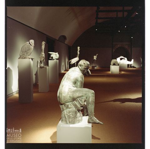 Sala del Castello Sforzesco di Milano con allestimento di sculture di Elia Ajolfi