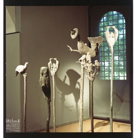 Sala del Castello Sforzesco di Milano con allestimento di sculture di Elia Ajolfi