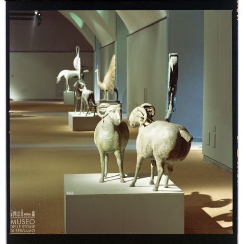 Sala del Castello Sforzesco di Milano con allestimento di sculture di Elia Ajolfi