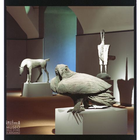 Sala del Castello Sforzesco di Milano con allestimento di sculture di Elia Ajolfi