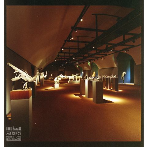 Sala del Castello Sforzesco di Milano con allestimento di sculture di Elia Ajolfi