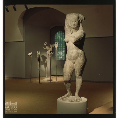 Sala del Castello Sforzesco di Milano con allestimento di sculture di Elia Ajolfi