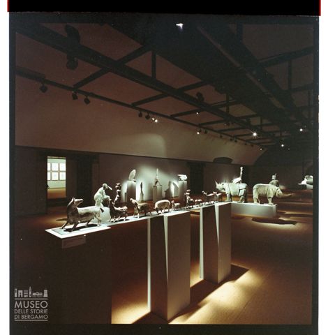 Sala del Castello Sforzesco di Milano con allestimento di sculture di Elia Ajolfi