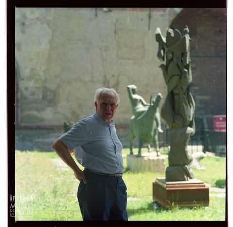 Ritratto di Elia Ajolfi negli ambienti esterni del Castello Sforzesco di Milano