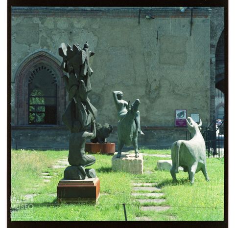 Sculture di Elia Ajolfi negli ambienti esterni del Castello Sforzesco di Milano