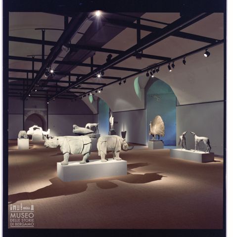 Sala del Castello Sforzesco di Milano con allestimento di sculture di Elia Ajolfi