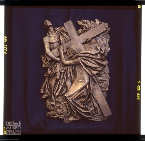 Stazione della Via Crucis di Piero Cattaneo raffigurante Gesù Cristo caricato della croce