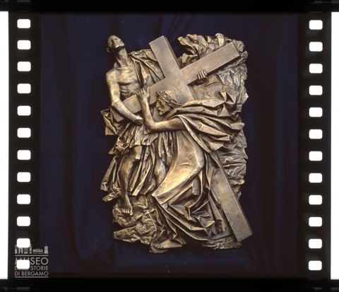 Stazione della Via Crucis di Piero Cattaneo raffigurante Gesù Cristo caricato della croce