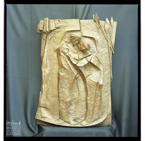Stazione della Via Crucis di Gregorio Cividini raffigurante Gesù Cristo baciato da Giuda