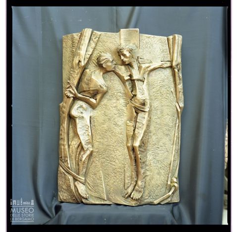 Stazione della Via Crucis di Gregorio Cividini raffigurante Gesù Cristo crocifisso
