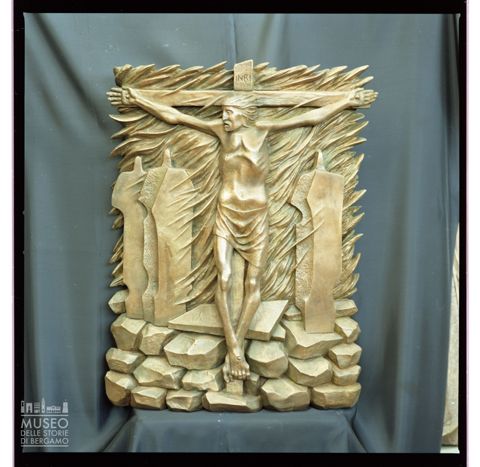 Stazione della Via Crucis di Gianni Grimaldi raffigurante Gesù Cristo innalzato e morto sulla croce