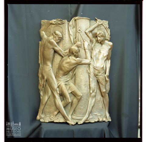 Stazione della Via Crucis di Alessandro Verdi raffigurante la flagellazione di Gesù Cristo