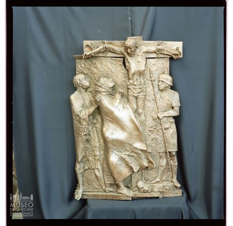 Stazione della Via Crucis di Giancarlo Defendi raffigurante Gesù Cristo che affida la Madre a San Giovanni Evangelista
