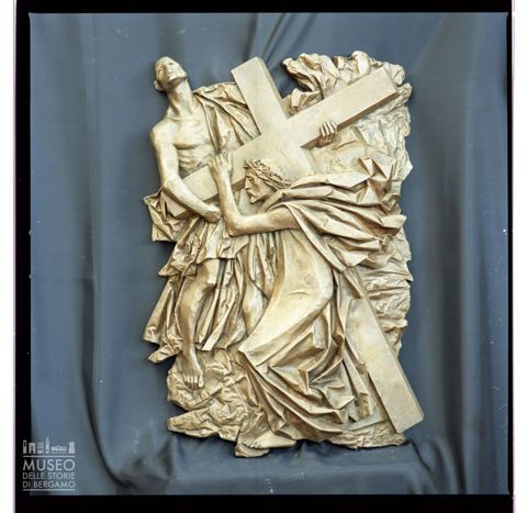Stazione della Via Crucis di Piero Cattaneo raffigurante Gesù Cristo caricato della croce