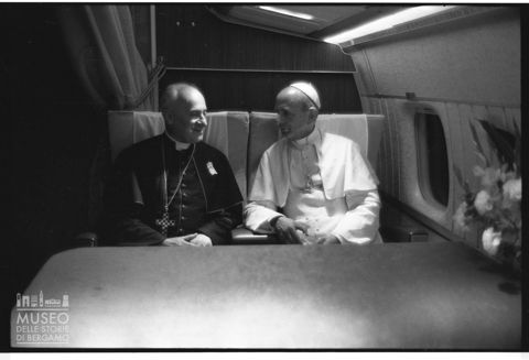 Paolo VI e monsignor Sergio Pignedoli a bordo dell'aereo papale