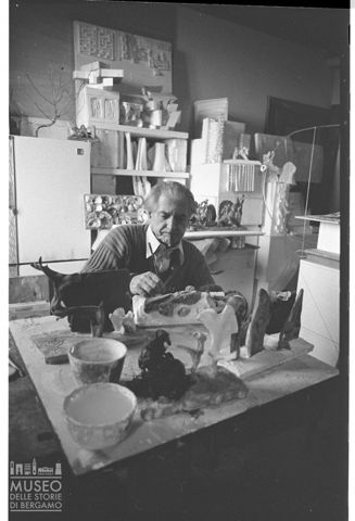 Ritratto di Sandro Angelini mentre lavora nel suo studio d'artista