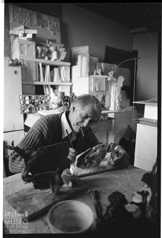 Ritratto di Sandro Angelini mentre lavora nel suo studio d'artista