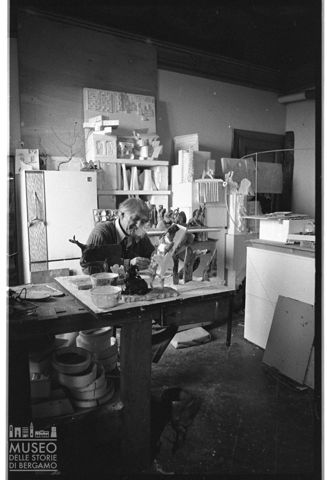 Ritratto di Sandro Angelini mentre lavora nel suo studio d'artista