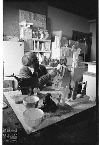 Ritratto di Sandro Angelini mentre lavora nel suo studio d'artista