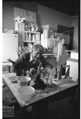 Ritratto di Sandro Angelini mentre lavora nel suo studio d'artista