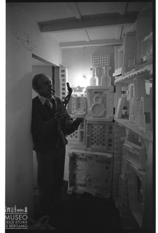 Ritratto di Sandro Angelini all'interno del suo studio