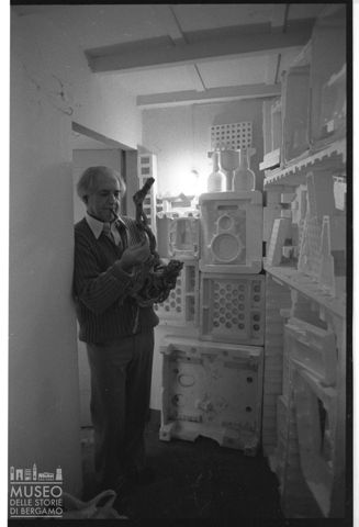 Ritratto di Sandro Angelini all'interno del suo studio