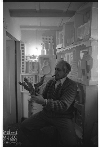 Ritratto di Sandro Angelini all'interno del suo studio