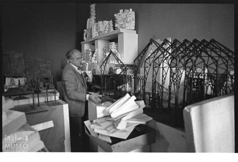 Ritratto di Sandro Angelini all'interno del suo studio con opere della serie 