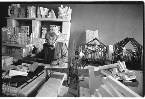Ritratto di Sandro Angelini all'interno del suo studio con sculture