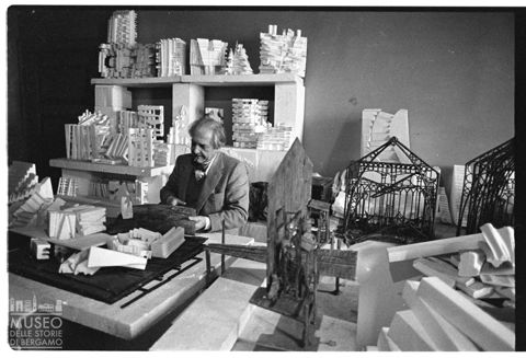 Ritratto di Sandro Angelini all'interno del suo studio con sculture